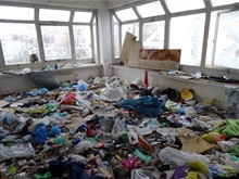 Zchátralý objekt bývalých jeslí na adrese Znojemská 1248 při návštěvě v pátek 29. listopadu 2019. V úterý 3. prosince 2019 by zde měla začít dlouho očekávaná demolice. Ruinu, která je v majetku hlavního města, převzala tento týden vybraná firma, která se má postarat o její demolici. Práce potrvají tři až čtyři měsíce.