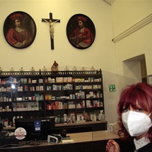 Zásluhou finanční podpory od městské části Praha 4 si Nemocnice Milosrdných sester sv. Karla Boromejského, sídlící pod Petřínem, mohla zakoupit důležitou germicidní lampu, která je vynikajícím pomocníkem v době covidové pandemie. Její intenzivní UV záření totiž usmrcuje bakterie a viry, a lampa tak je důležitým pomocníkem zajišťujícím v nemocnici dezinfekci příjmové ambulance i za provozu. Jen v průběhu loňského roku poskytla nemocnice péči 87 pacientům s onemocněním covid-19 z Prahy 4. Na instalaci daru a i prohlídku nemocnice se přišli podívat starostka Irena Michalcová (ANO 2011) a místostarosta Josef Svoboda.