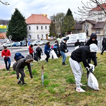 Při příležitosti akcí Ukliďme Česko, Ukliďme svět a Dne Země uspořádali studenti Školy mezinárodních a veřejných vztahů a gymnázia z Michle další ročník svého projektu EKODEN konaného za podpory městské části Praha 4. Společně uklidili vybraná veřejná prostranství v městské části. Letos se do úklidu zapojilo 80 studentů z prvních ročníků, k nimž se ale dobrovolně připojili i někteří studenti druhých a třetích ročníků. Akci zastřešila městská část Praha 4. Akce se zúčastnil i radní Prahy 4 Jan Hušbauer (ANO 2011)  který má na starosti společnosti založené MČ Praha 4, dotační politiku a správu veřejných prostranství.
