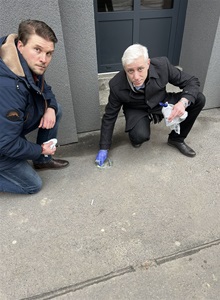 Zástupci Prahy 4 si připomněli oběti holocaustu a vyčistili tzv. Stolpersteiny.