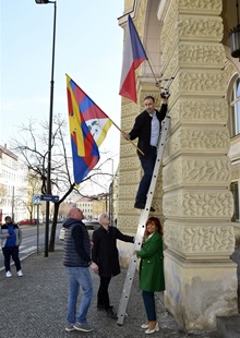 Na budově historické Nuselské radnice v pondělí 10. března 2024 opět zavlála tibetská vlajka. 