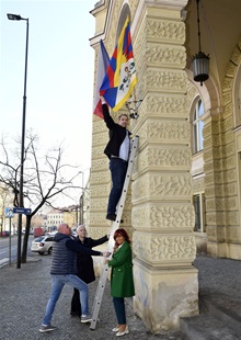 Na budově historické Nuselské radnice v pondělí 10. března 2024 opět zavlála tibetská vlajka. 