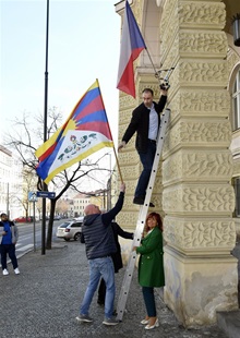 Na budově historické Nuselské radnice v pondělí 10. března 2024 opět zavlála tibetská vlajka. 