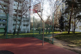 MČ Praha 4 zrekonstruovala streetballové hřiště v Ružinovské ulici - stav před a po