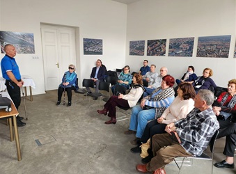 Strážníci seznámili na Nuselské radnici seniory se zásadami bezpečného chování