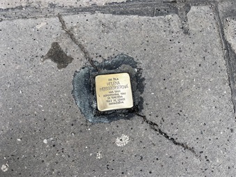 Zástupci Prahy 4 si připomněli oběti holocaustu a vyčistili tzv. Stolpersteiny. Zástupci Prahy 4 si připomněli oběti holocaustu a vyčistili tzv. Stolpersteiny.