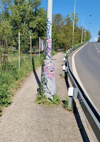 Městské části Praha 4 se podařilo prosadit výměnu lampy a změnu jejího umístění na cyklotrase A22 v úseku podél sjezdu z Jižní spojky do Modřanské ulice. Původně stála uprostřed chodníku a komplikovala tak průjezd cyklistů. Nyní je na kraji a stožár lampy je výrazně užší. Veřejné osvětlení má v Praze na starosti městská firma Technologie hlavního města Prahy (THMP).
