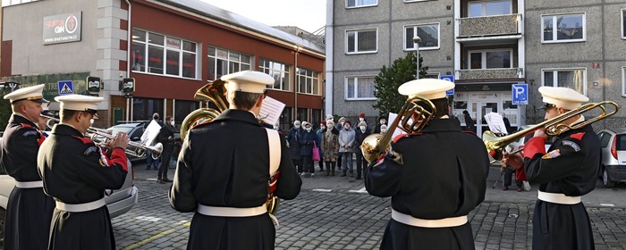U Hradní stráže pracují talentovaní i ochotní muzikanti, kteří svými výkony rádi rozdávají radost. Dokázali to i seniorům z Prahy 4, konkrétně těm z domu s pečovatelskou službou v Branické ulici, které potěšili coby dobrovolní vyslanci projektu Ježíškova vnoučata.
A protože hrát uvnitř o tomto adventu hudebníci nemohou, vyběhli dámy a pánové před dům, aby si poslechli půlhodinku krásných a dnes už opravdu nesmrtelných písniček – od When I´m Sixty-Four a Ob-la-di Ob-la-da až po Nesem vám noviny, Půjdem spolu do Betléma anebo třeba Purpuru.
