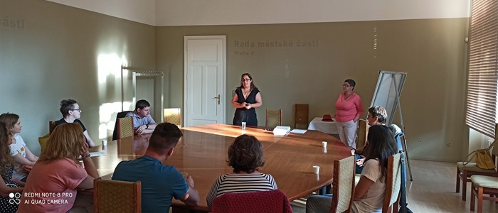 14. června 2020 byl zahájen zajímavý a velmi důležitý integrační projekt „Anonymní migranti“. Soustředí se na psychologickou podporu imigrantů z Běloruska, Kazachstánu, Ruska a Ukrajiny.
Jedná se o nový kurz složený ze čtyř skupinových psychologických konzultací s tematickými okruhy Já, My, Oni a Všichni. Kurz je pro zájemce zdarma, finančně iniciativu podpořilo Ministerstvo vnitra ČR a Městská část Praha 4. Kurz má pomoci ruskojazyčným imigrantům vyrovnat se se stresem, krizemi, či depresí v jejich nové domovině. Probíhá v budově Nuselské radnice na Praze 4.
14. června 2020 byl zahájen zajímavý a velmi důležitý integrační projekt „Anonymní migranti“. Soustředí se na psychologickou podporu imigrantů z Běloruska, Kazachstánu, Ruska a Ukrajiny.
Jedná se o nový kurz složený ze čtyř skupinových psychologických konzultací s tematickými okruhy Já, My, Oni a Všichni. Kurz je pro zájemce zdarma, finančně iniciativu podpořilo Ministerstvo vnitra ČR a Městská část Praha 4. Kurz má pomoci ruskojazyčným imigrantům vyrovnat se se stresem, krizemi, či depresí v jejich nové domovině. Probíhá v budově Nuselské radnice na Praze 4.