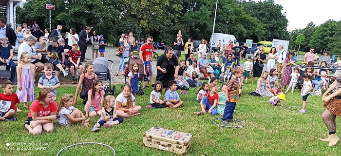 Akce Přece jen jsme sousedé přispívá k integraci - Akci Přece jen jsme sousedé uspořádaly společně poslední červnový pátek městská část Praha 4 a organizace Slovo 21 v Centrálním parku Na Pankráci. Navázala na úspěšnou akci,  která se uskutečnila poprvé  v roce 2019 a jejímž smyslem je sousedské setkání místních obyvatel a cizinců žijících v Praze 4.
