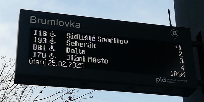 Cestujícím v MHD v Praze 4 poslouží na zastávkách nové informační panely
