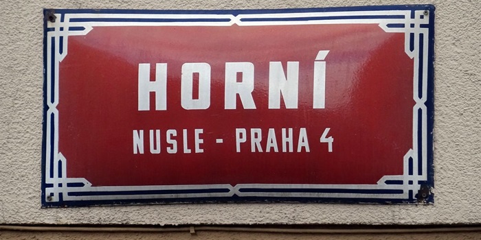 Horní ulice v den úklidu komunikací.