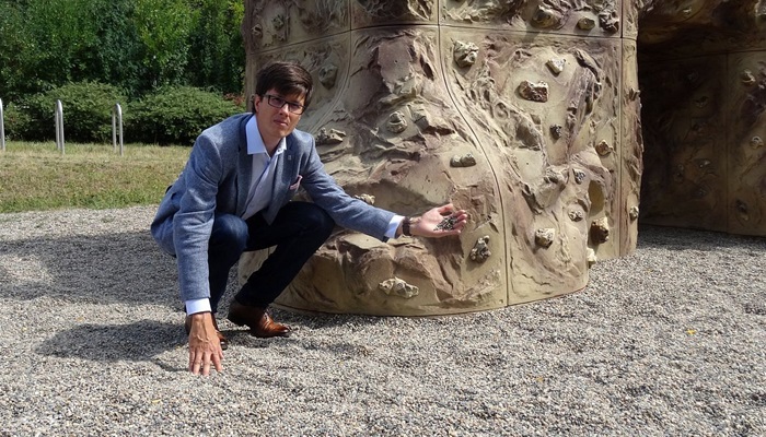 Výměna písku na dětských hřištích je v plném proudu.