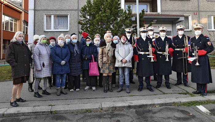 U Hradní stráže pracují talentovaní i ochotní muzikanti, kteří svými výkony rádi rozdávají radost. Dokázali to i seniorům z Prahy 4, konkrétně těm z domu s pečovatelskou službou v Branické ulici, které potěšili v úterý 8. prosince 2020 dopoledne coby dobrovolní vyslanci projektu Ježíškova vnoučata.