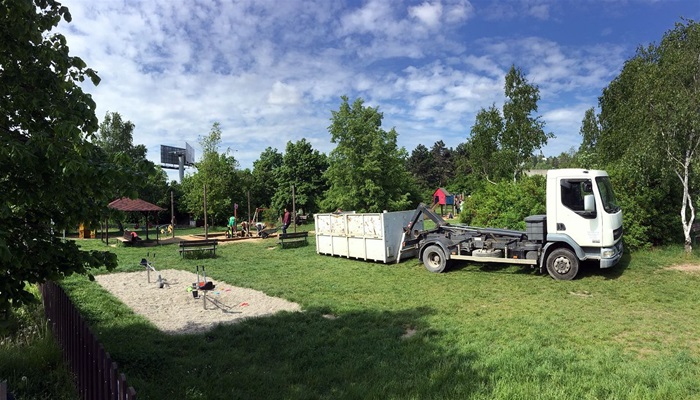 Výměna písku na dětských hřištích je v plném proudu.