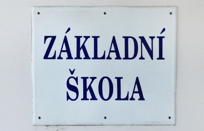 základní škola cedule