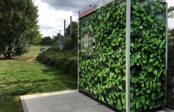 První mobilní smart toaleta dnes začala fungovat v blízkosti sportovišť na Roztylském náměstí. Je vybavená solárním napájením, čtečkou platebních karet, ovládacím softwarem a softwarem pro dálkovou obsluhu a monitoringem.
