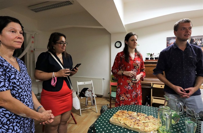 „Gruzínské chutě aneb Pečeme CHAČAPURI“ mělo velký úspěch
Ve středu 16 září 2020 se konalo komunitní stolování pro veřejnost od 18:00 až do pozdních 21:30 hodin, s neziskovou organizací In – Báze. 
Účastníci aktivity si mohli vyzkoušet, jak se dělá Chačapuri s ořechovou omáčkou Baže, seznámili se s tradicemi a zajímavostmi země Gruzie, sdíleli své zkušeností s vařením tradičních pokrmů, spojenou se svými osobními příběhy. 
Aktivita je pořádána v rámci projektu Žijeme na čtyřce společně 2020 na podporu integrace cizinců, který je spolufinancován Ministerstvem vnitra ČR.
