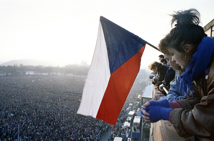 Výstava „Okamžiky sametové revoluce“ ve spolupráci s ČTK bude k vidění od 24. 10. do 21. 11. v parku Na Pankráci. - Foto: ČTK
