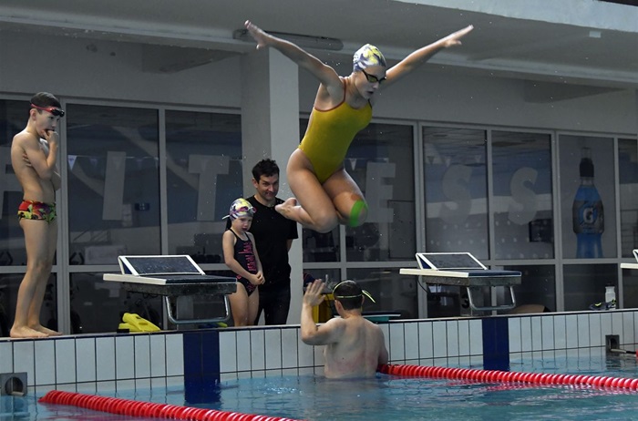 V bazénu v Podolí proběhl druhý ročník akce „Přeplaveme Prahu 4“