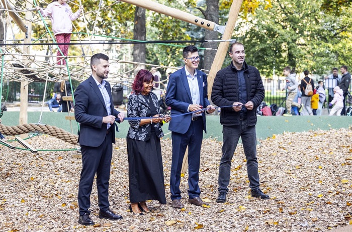 Zrekonstruované hřiště na náměstí Generála Kutlvašra přivítalo nadšené děti.