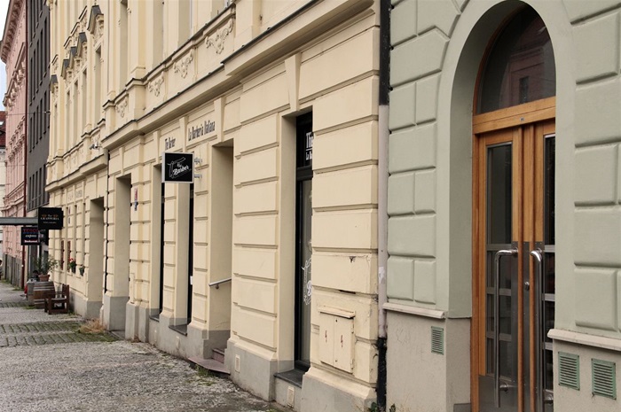 Rada městské části Praha 4 schválila 15. července 2020 slevy na nájmech pro konkrétní podniky, mezi nimi jsou například divadla, občanská sdružení, školy a podnikatelé. Za měsíce květen a červen bylo možné získat 40procentní slevu, která se týkala nájemců nebytových prostor a nebytových objektů ve svěřené správě městské části, kteří nemohli v těchto měsících podnikat. 