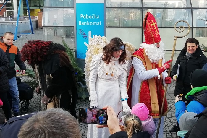 Starosta Kubín rozdával dětem mikulášskou nadílku na Trzích Budějovická.