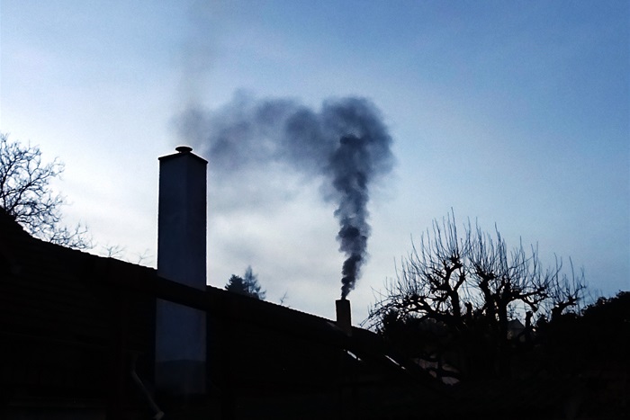 Kouřící komín - topení na pevná paliva