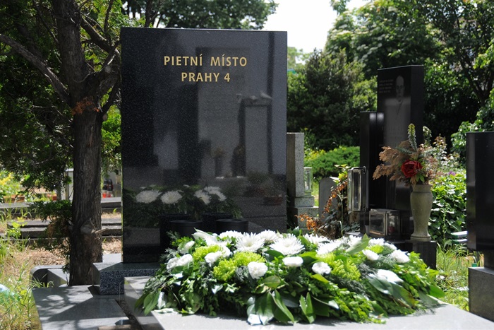 Sociální pohřby - ukládání do hrobky městské části Praha 4
