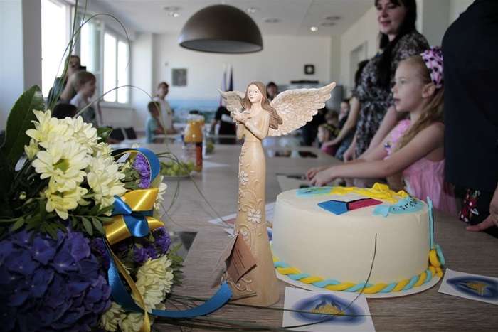 Děti při velmi emotivním setkání, kdy nechyběly ani slzy dojetí, zazpívaly a přinesly obrázky, které namalovaly jako poděkování. Mezi dárky nechyběl ani dort v národních barvách se vzkazem, malá ikona a krásná soška. Jazykovou bariéru pak bez problémů zlomila recitace a především hudba a zpěv. 