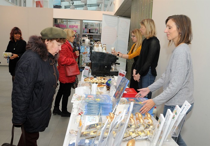 Zakoupením adventních kalendářů a novoročenek obecně prospěšné společnosti Dejme dětem šanci podpořila v budově radnice ve středu 13. listopadu 2019  řada občanů Prahy 4 děti a mladé lidi z dětských domovů, kterým tato organizace pomáhá se vstupem do samostatného života. Podpořit akci přišla i starostka Prahy 4 Irena Michalcová (ANO 2011).