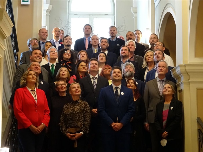 Zastupitelé při posledním jednání ZMČ Praha 4 absolvovali tradiční společné fotografování.