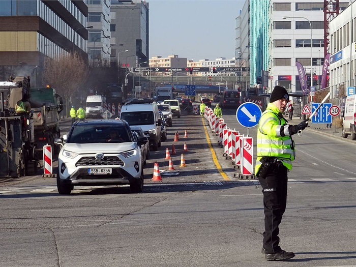 Řidiči, cestující v MHD a chodci se musí ve Vyskočilově ulici ve směru od Budějovické až do 30. září letošního roku připravit na dopravní omezení. Důvodem je přeložka horkovodu, oprava plynovodu a vodovodu. Křižovatka bude po celou dobu průjezdná, ale bude omezen počet jízdních pruhů.