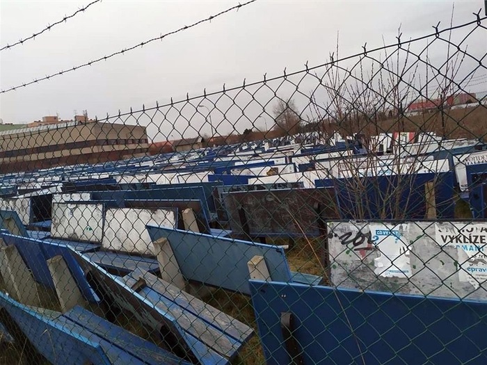 Praha nereaguje na žádosti městských částí o náhradu odstraněných modrých laviček