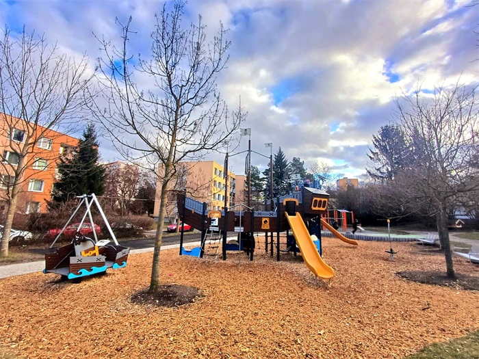 Hřiště U Piráta si po rekonstrukci zachovalo svůj styl