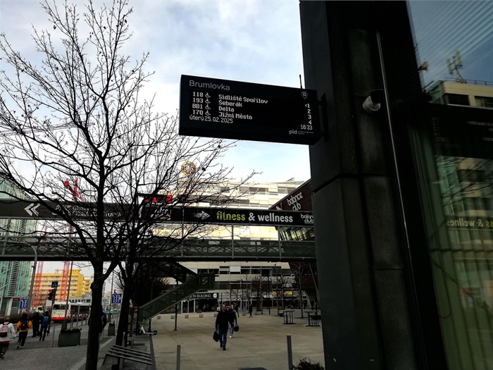 Cestujícím v MHD v Praze 4 poslouží na zastávkách nové informační panely