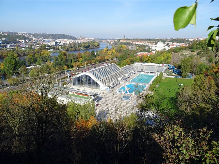 Plavecký stadion v Podolí z vyhlídky u Kavčích hor ze dne 16. 10. 2024