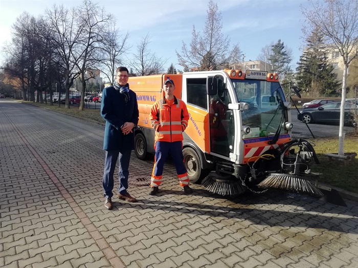 S úklidem na území městské části Praha 4 pomůže nový zametací stroj, který denně zvládne zamést až 15 kilometrů chodníků. 