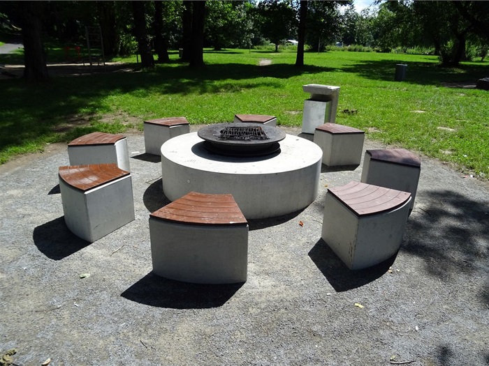 Nedaleko branických ledáren, v klidném místě na břehu Vltavy, zprovoznila Praha 4 úplně nové griloviště. Je volně přístupné a umožňuje prožít podvečer či večer jak u klasického táboráku, tak si s přáteli či rodinou ugrilovat steaky, špízy anebo dokonce čerstvě nachytané ryby.