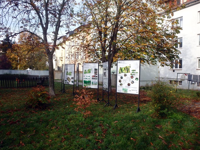 Obyvatelé vnitrobloku Halasova a jeho blízkého okolí si během listopadu mohou prohlédnout výstavu venkovních panelů a seznámit se tak s pracemi studentů České zemědělské univerzity, kteří pro ně připravili celkem 11 návrhů (vizualizací) na kompletní obnovu vnitrobloku.