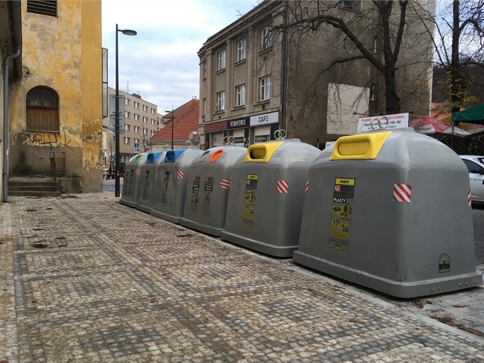 Před Dominikánským dvorem v Braníku už stojí nové a hezčí kontejnery na tříděný odpad, včetně kontejneru na kovové obaly, které přispívají k pozitivnímu vyznění celkové revitalizace Branické ulice. 