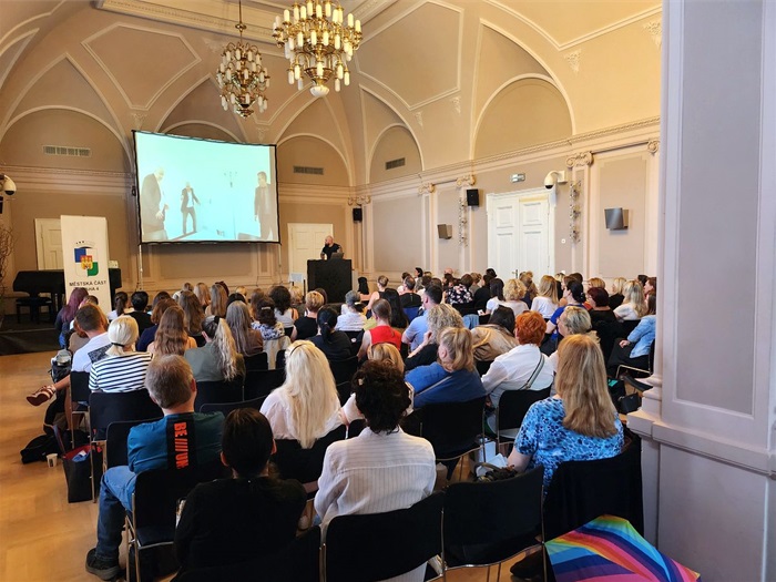 Praha 4 školila pedagogy v přípravě na mimořádné události. 
Ve dnech 3. a 5. června 2025 proběhlo na Nuselské radnici v Praze 4 školení pro pedagogy, které se zaměřilo na téma Příprava na mimořádné události – aktivní útočník.